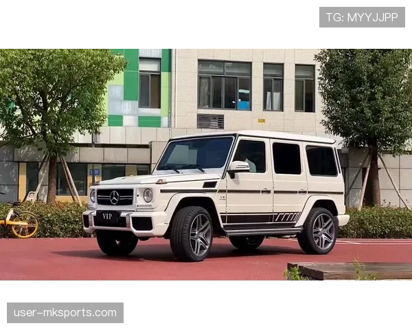 武磊街拍穿旧帆布鞋站豪车旁，我笑出声，冠军居然这么省